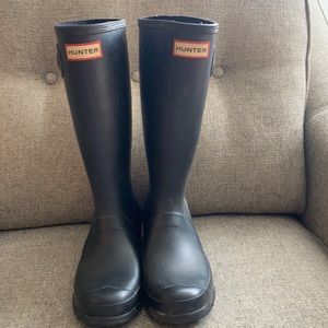 Hunter rain boots mid height matte black w/ silver night reflectors on the back.